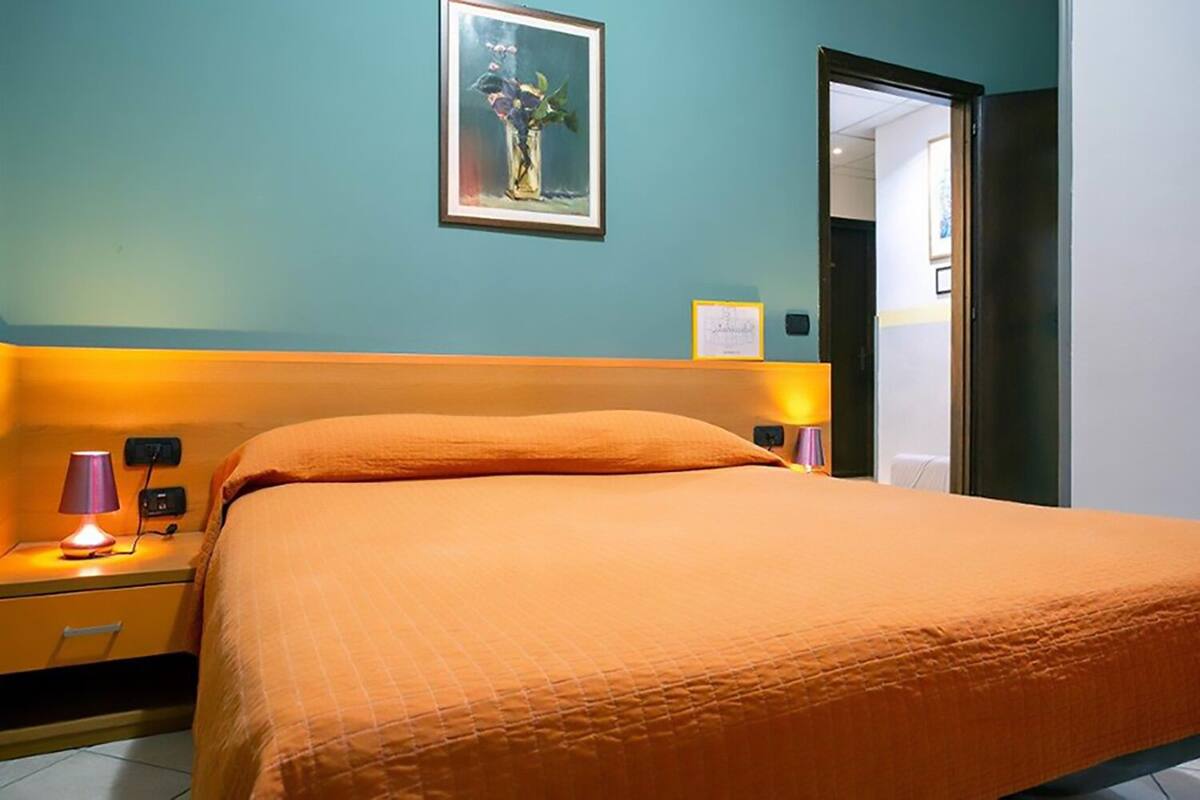 Double Room | In-room safe, blackout drapes, WiFi (free)