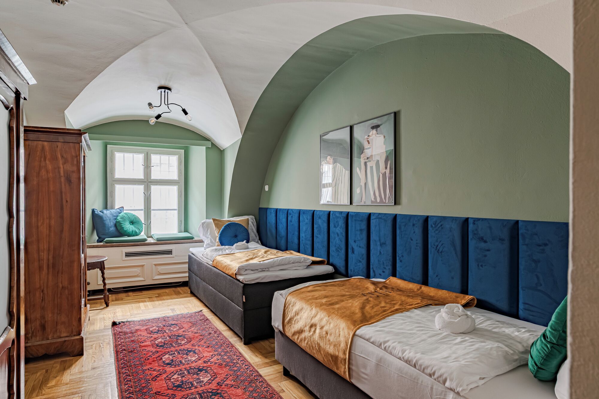 Un dormitorio con una cama, un escritorio y una ventana.