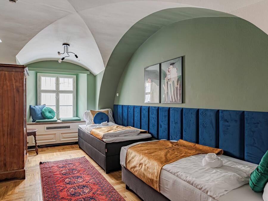 Un dormitorio con una cama, un escritorio y una ventana.