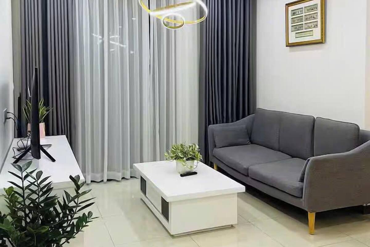 TV connectée de 65 pouces avec chaînes par câble, cheminée, Netflix