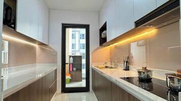 Family Suite, 3 Bedrooms, Club lounge access, City View | Private kitchen | Full-sized fridge, microwave, oven, stovetop