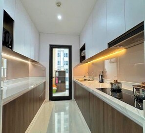 Family Suite, 3 Bedrooms, Club lounge access, City View | Private kitchen | Full-sized fridge, microwave, oven, stovetop