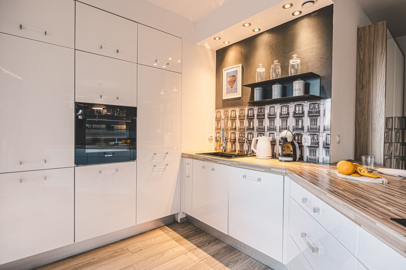 Frigorífico, horno, placa de cocina y lavavajillas