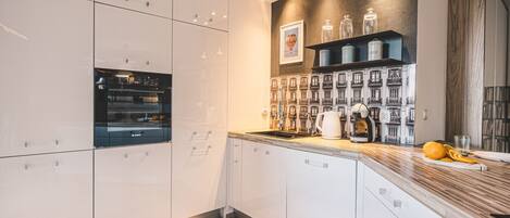 Frigorífico, horno, placa de cocina y lavavajillas