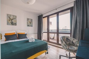 1 camera, una scrivania, ferro/asse da stiro, culla da viaggio