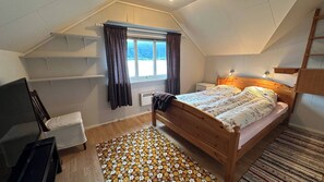 Slaapzaal, 3 slaapkamers, terras, uitzicht op tuin | 3 slaapkamers