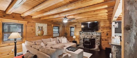 House, 4 Bedrooms | Living area