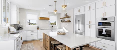 House, 4 Bedrooms | Private kitchen