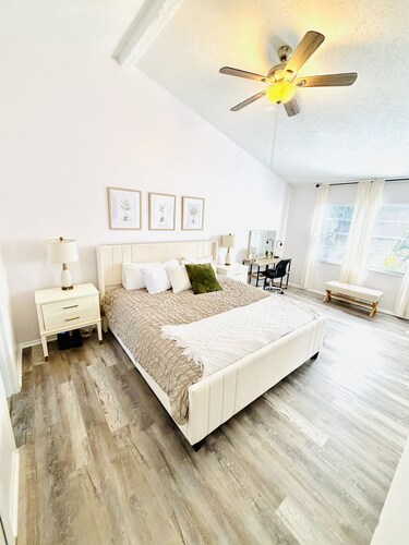 King Suite + Sleeps 10 | Cozy Deltona Home