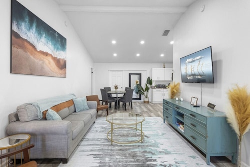 King Suite + Sleeps 10 - Cozy Deltona Home