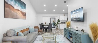 King Suite + Sleeps 10 - Cozy Deltona Home