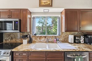 Coffee/tea maker, fridge, microwave, oven - Boss's Cabin - Boss-level views, zero stress! (Shaver Lake)