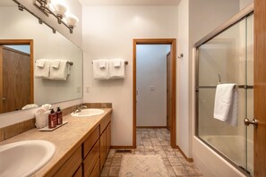 Unclassified image, 4 of 27, button - Slope View 3 Bedroom Home (Parkdale)