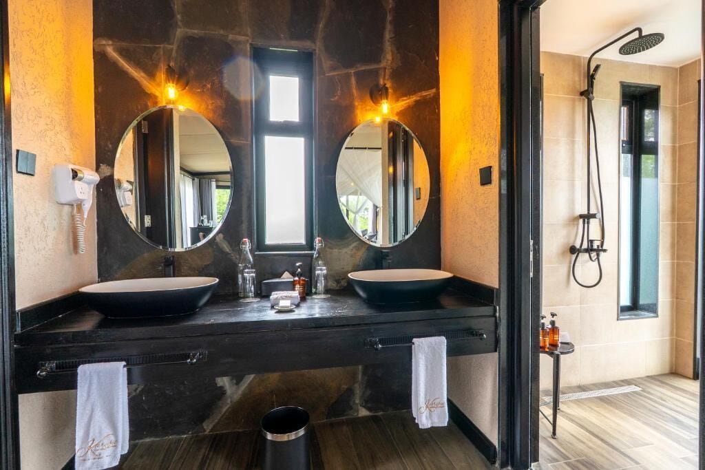Separate bathtub and shower, free toiletries, hair dryer, slippers