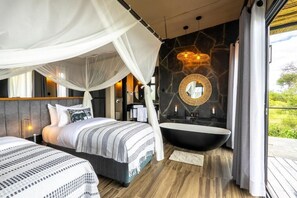 Quarto casal ou duplo família, sacada | Cofres nos quartos
