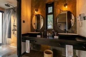 Separate bathtub and shower, free toiletries, hair dryer, slippers - Tarangire Elephant Springs (Makyuni)
