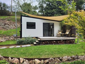 Trailer, 1 quarto, sacada, vista para o jardim | Terraço/pátio