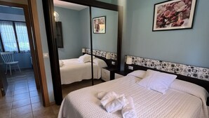 2 chambres, fer et planche à repasser