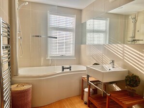 Hair dryer, towels, soap, toilet paper - Harbour Cottage
Charming 2 bedroom seaside cottage in the heart of Whitstable (Whitstable)