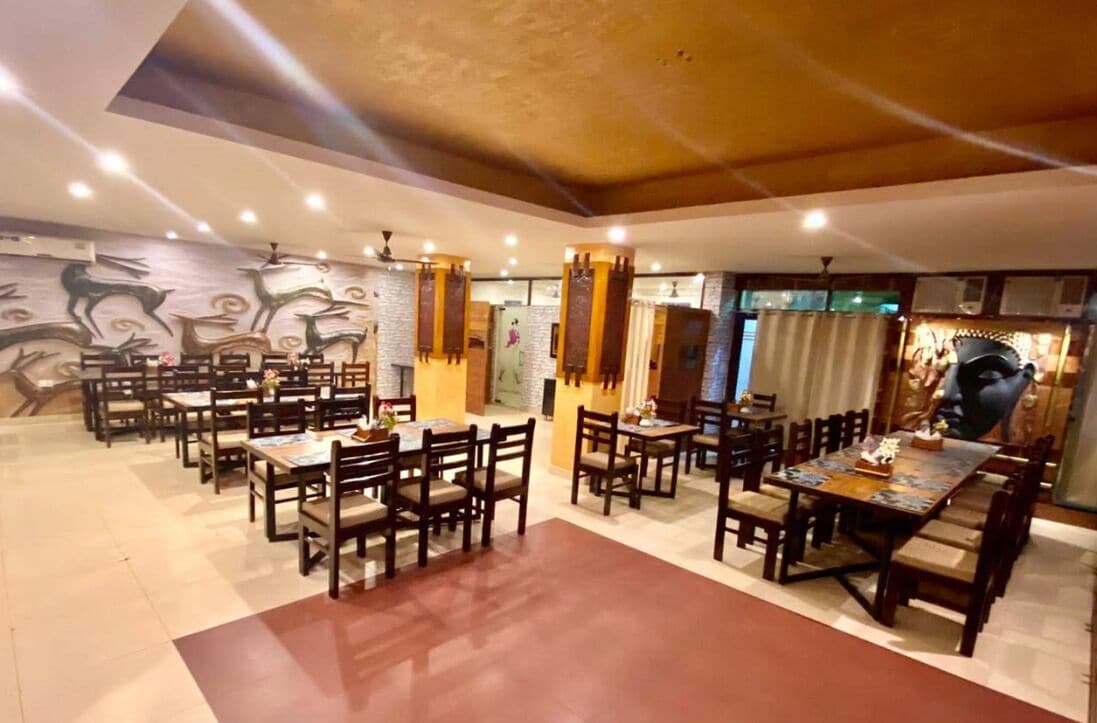 Desayuno continental diario (INR 250 por persona)