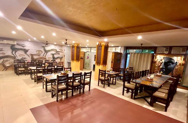 Desayuno continental diario (INR 250 por persona)