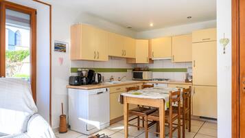 KĂŒhlschrank, Mikrowelle, Ofen, Herdplatte