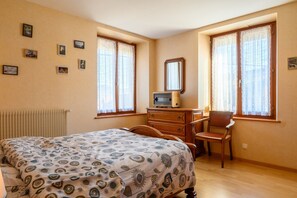 2 bedrooms, iron/ironing board, WiFi, bed sheets - Apartment 'Le Gîte À Mamie' with Mountain View, Private Terrace and Wi-Fi (Orbey)