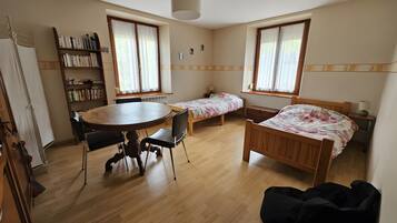 2 habitaciones, tabla de planchar con plancha, wifi y ropa de cama