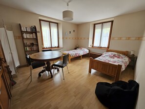 2 habitaciones, tabla de planchar con plancha, wifi y ropa de cama 