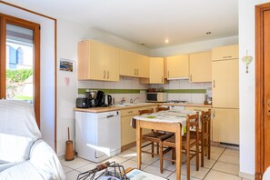 Jääkaappi, mikroaaltouuni, uuni, liesi