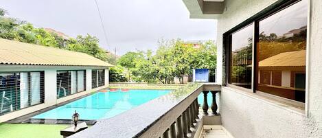 Deluxe Double Room | Bathroom | Shower, towels, soap, shampoo