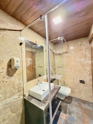Deluxe-Doppelzimmer | Badezimmer | Dusche, Handtücher, Seife, Shampoo
