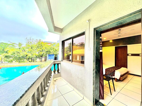 Deluxe Double Room | Free WiFi - Honey Bee - A Boutique Resort (Lonavala)