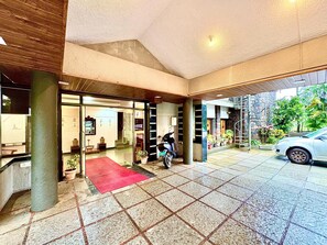 المنشأة من الخارج