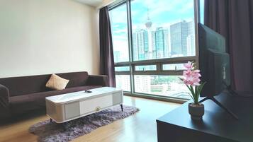 Departamento Deluxe, 2 habitaciones, vista a la ciudad | Área de sala de estar