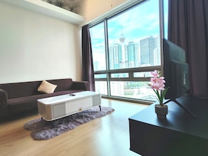 Departamento Deluxe, 2 habitaciones, vista a la ciudad | Área de sala de estar