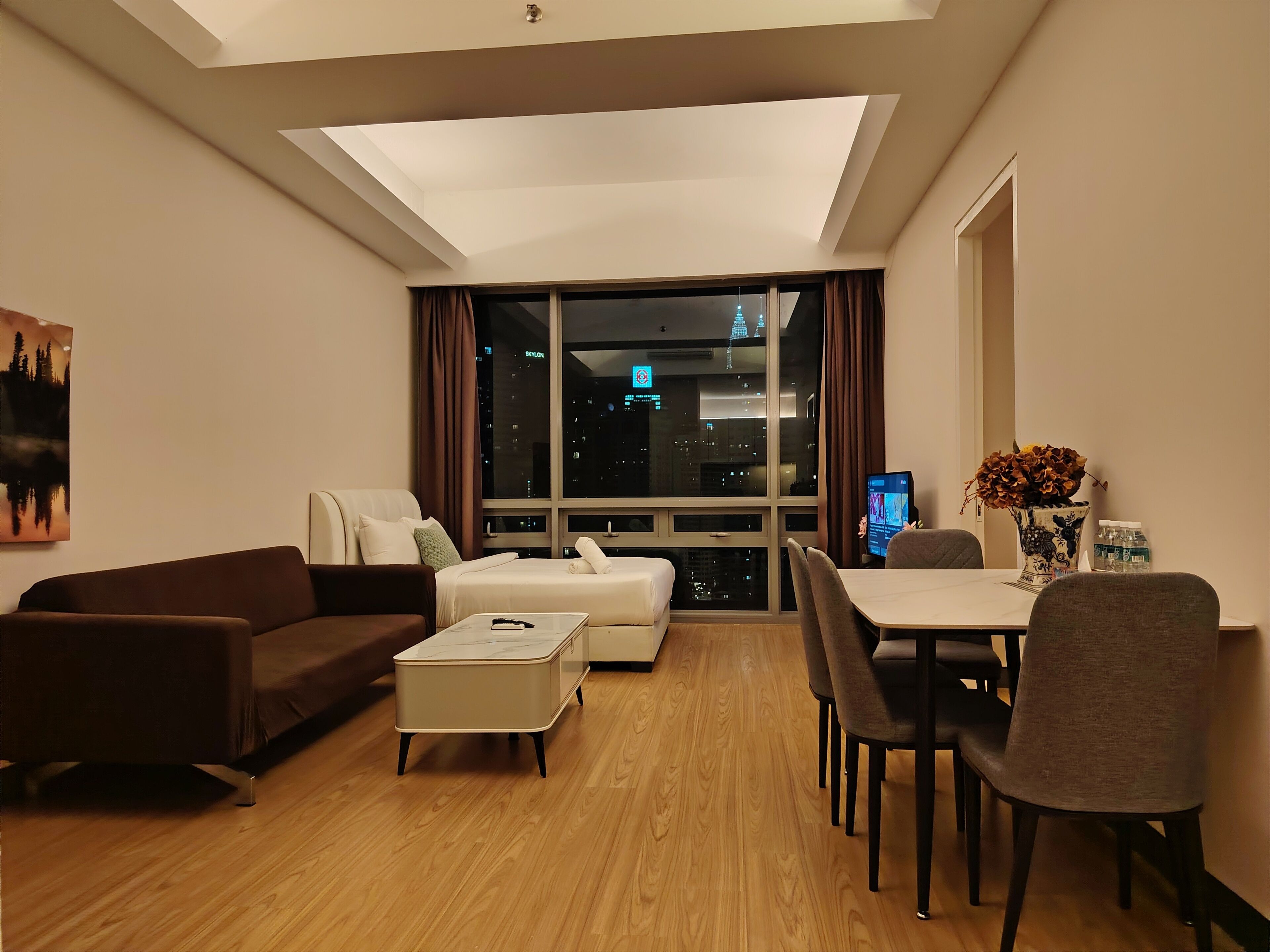 디럭스 아파트, 침실 2개, 시내 전망 | 거실 공간