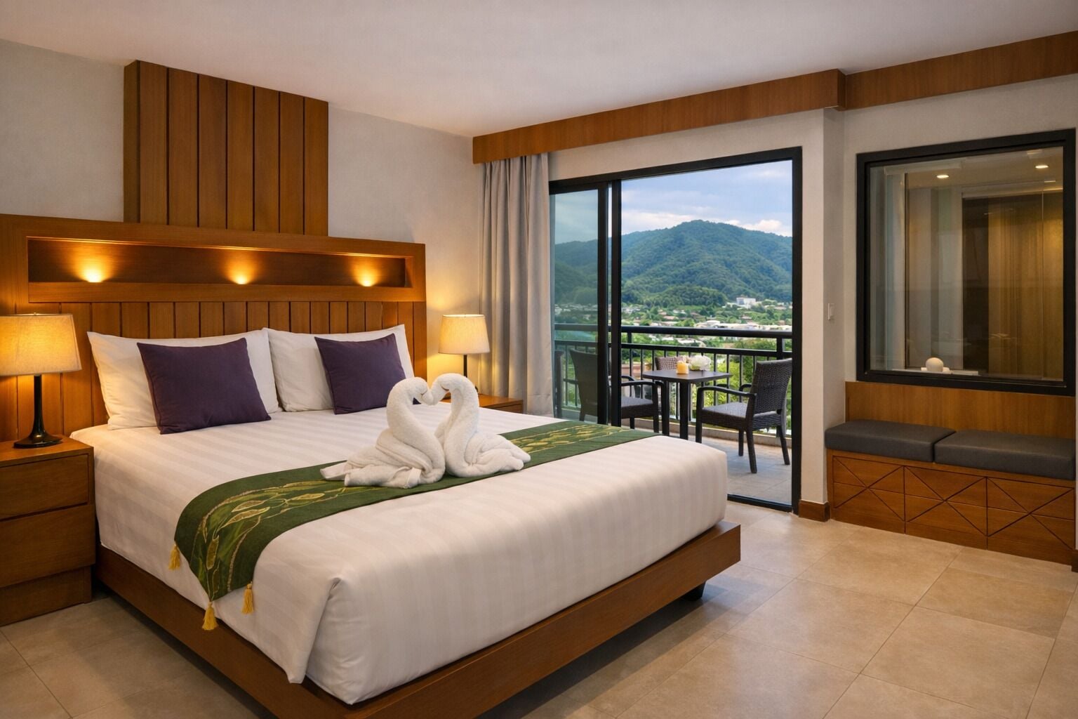 Ropa de cama hipoalergénica y caja de seguridad en la habitación 