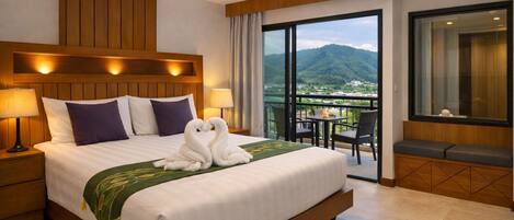 Ropa de cama hipoalergénica y caja de seguridad en la habitación