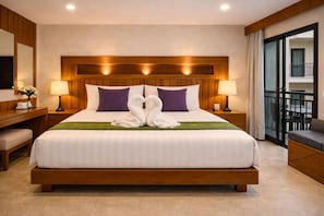 Superior tweepersoonskamer, uitzicht op de binnenplaats | Hypoallergeen beddengoed, een kluis op de kamer, een bureau