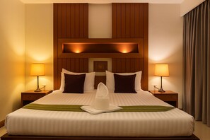 خزنة داخل الغرفة ومكتب ومساحة عمل للكمبيوتر المحمول وواي فاي مجانًا