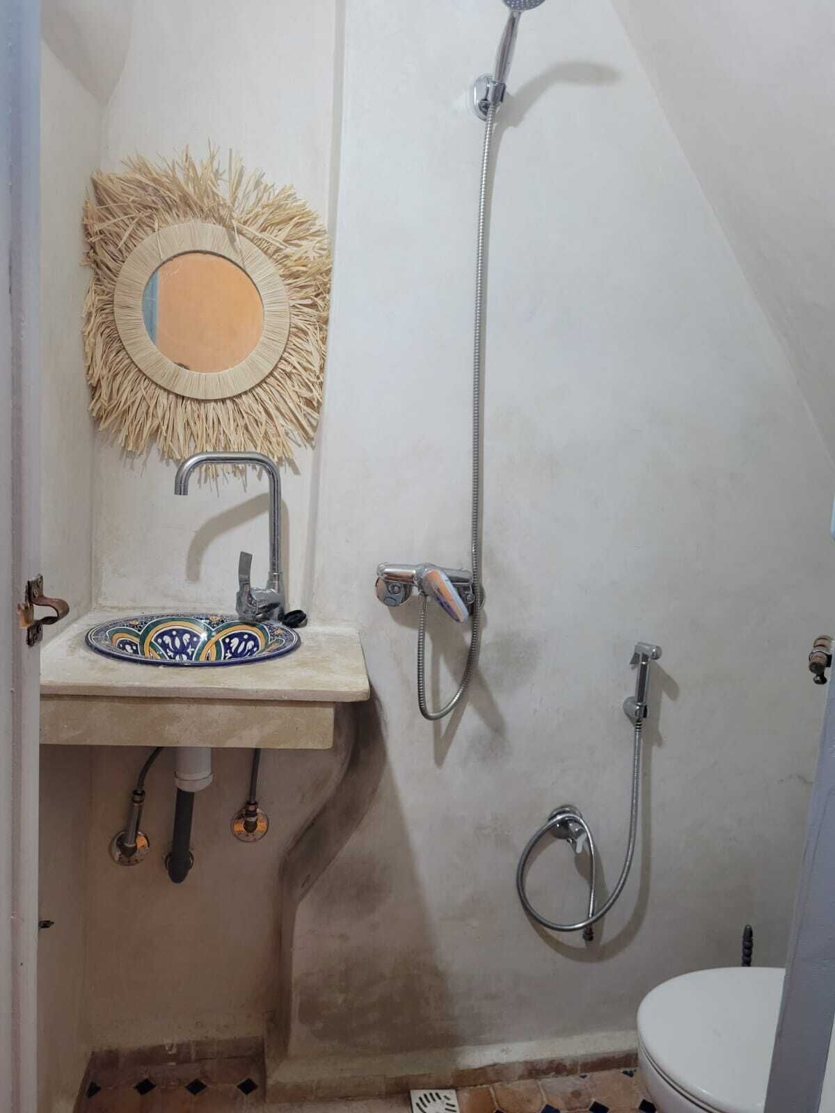 Een douche, een haardroger, een bidet, handdoeken
