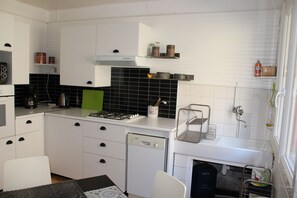 冷蔵庫、電子レンジ、オーブン、コンロ