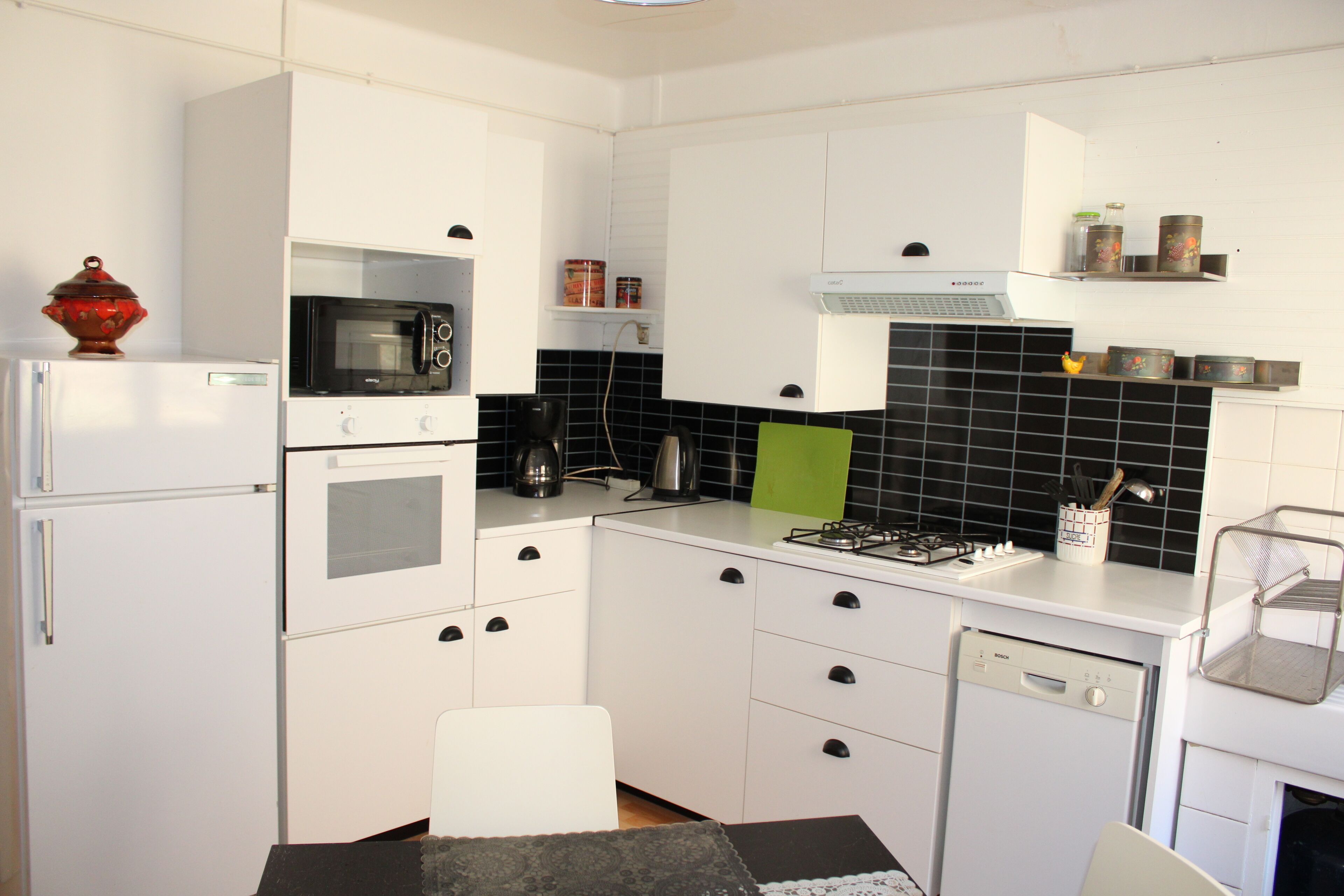 Kylskåp, mikrovågsugn, ugn och spishäll