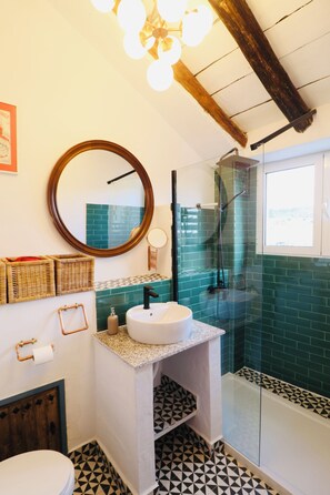 Shower, hair dryer, towels, soap - Casa de Sillas, Castril. Casa adosada cómoda para seis personas. (Castril)