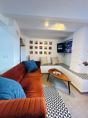 Smart TV, fireplace, video games, stereo