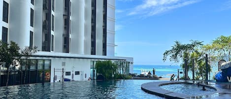 Una piscina al aire libre