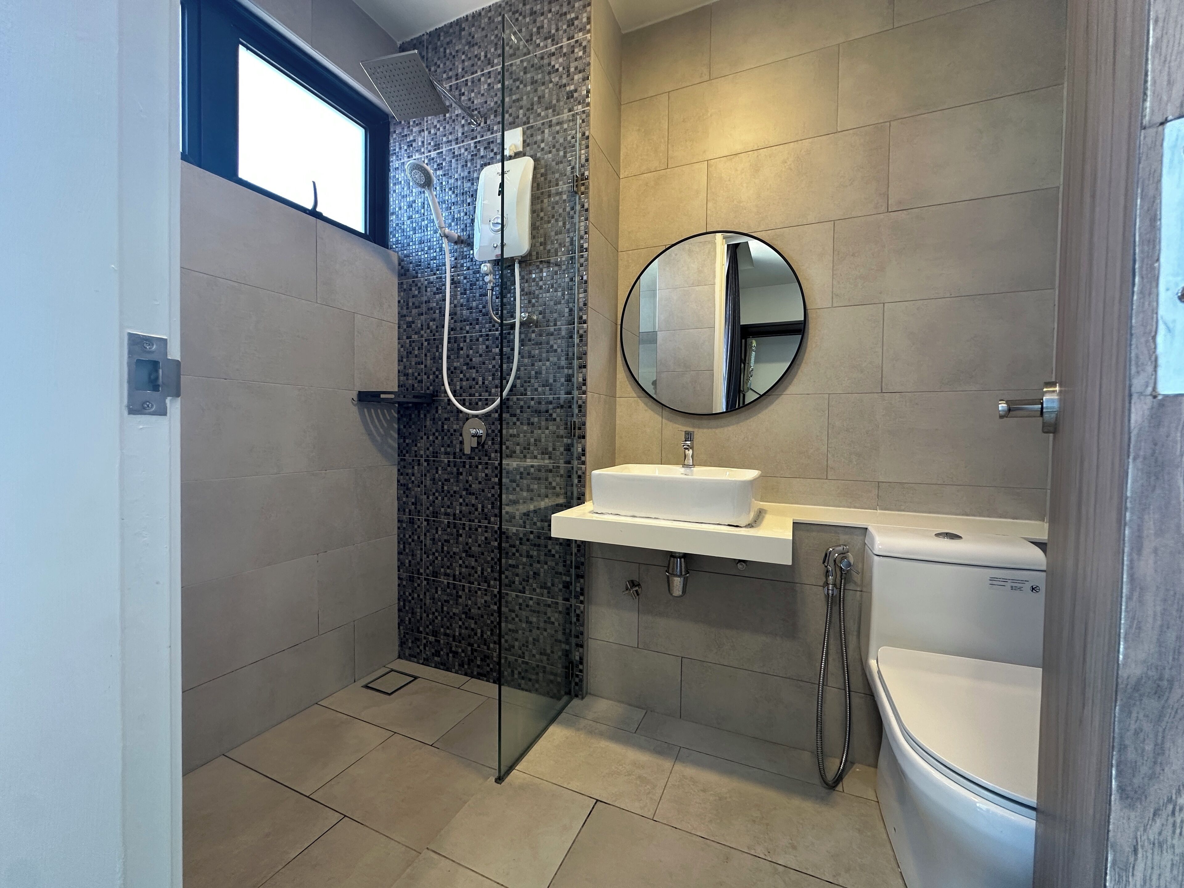 Phòng Suite dành cho gia đình, ban công, quang cảnh biển | Phòng tắm | Buồng tắm vòi sen, máy sấy tóc, khăn tắm, dầu gội 