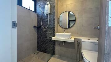 Familjesvit - balkong - havsutsikt | Badrum | Dusch, hårtork, handdukar och schampo