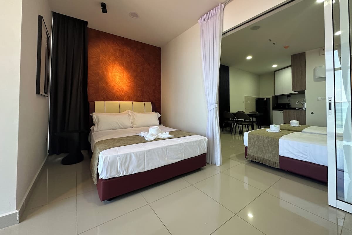 Suite familiar, balcón, vistas al mar | Sistema de insonorización, tabla de planchar con plancha, wifi gratis